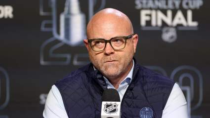 Los Oilers reciben la instación de realizar un intercambio estratégico por el defensa de los Sabres de 1,96 metros.
