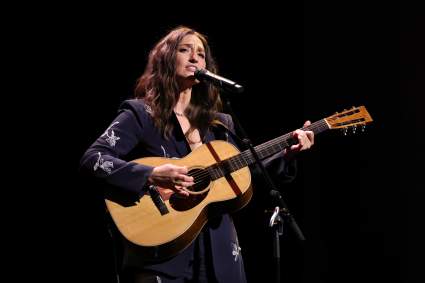 Sara Bareilles anuncia su primera gira en 7 años con nueva música en camino.