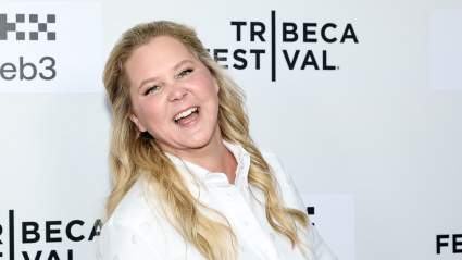 Amy Schumer presume de haber perdido 23 kilos en tiernas fotos de sus vacaciones con su hijo Gene.