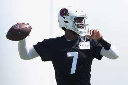 Los Cardinals Mike LaFleur y Michael Wilson comentan sobre la ausencia de Jacoby Brissett en los entrenamientos voluntarios (OTAs).