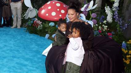 Rihanna revela que sus hijos diseñaron su nuevo tatuaje en un tierno momento familiar.