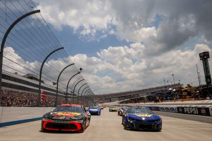La lista de participantes de la NASCAR O'Reilly Auto Parts Series genera problemas tempranos en el Dover Motor Speedway.