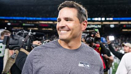 Los Seahawks fichan a un versátil y galardonado creador de juego y rescinden el contrato con un novato.