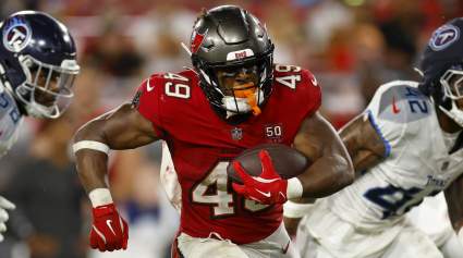 Los Buccaneers se despiden de dos corredores veteranos.