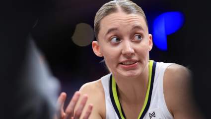 Paige Bueckers reacciona al debutar con una camiseta que supera el récord de A'ja Wilson