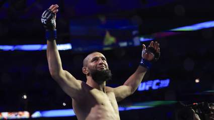 Khamzat Chimaev patea a Sean Strickland en la conferencia de prensa de UFC 328.
