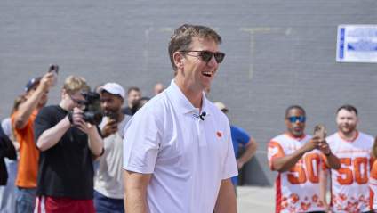 Eli Manning se burla de los fanáticos de los Giants en medio de los rumores de una reunión de OBJ.
