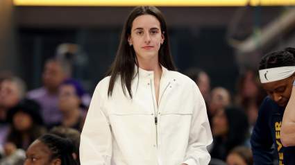 Caitlin Clark hace un anuncio fuera de la cancha en medio de la temporada de la WNBA.