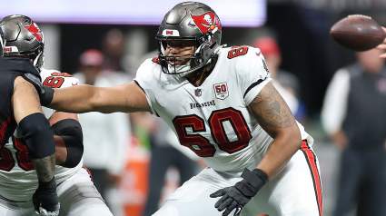 Los Eagles invitan a un titular de la NFC Sur de 1,98 metros y 142 kilos a una prueba.
