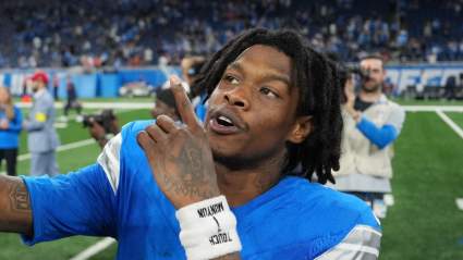 La multitud enloquece tras la sorpresiva aparición de varios jugadores de los Lions en Detroit.