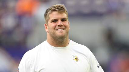El veterano jugador titular de los Vikings, con un contrato de 92 millones de dólares, recibe una advertencia antes de 2026.