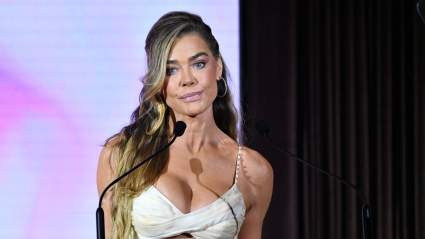 Denise Richards habla con franqueza sobre su ruptura emocional con Aaron Phypers.