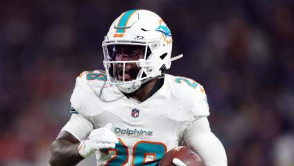 Los Dolphins incorporan a un corredor que anotó 15 touchdowns en medio de la lesión de De'Von Achane.