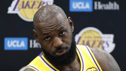 Tras la eliminación de los Lakers en los playoffs, surgen noticias alarmantes sobre la relación entre LeBron James y los Lakers.