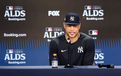Los Yankees de Nueva York reciben noticias sobre Giancarlo Stanton antes del partido contra los Orioles.