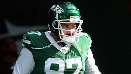 Harrison Phillips toma bajo su protección a un joven jugador de los Jets.