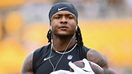 El entrenador de corredores de los Steelers habla sobre Kaleb Johnson en los entrenamientos de pretemporada.