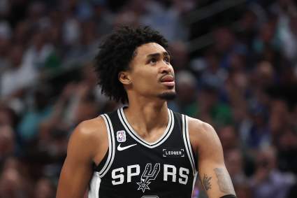 Los Spurs reciben noticias importantes sobre las lesiones de De'Aaron Fox y Dylan Harper para el cuarto partido contra los Thunder.