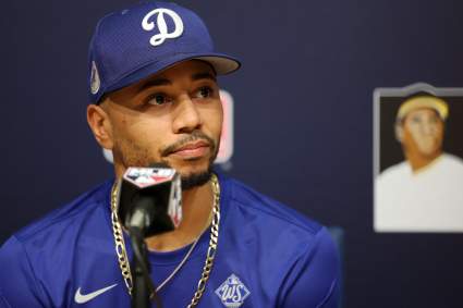 Los Dodgers de Los Ángeles reciben noticias sobre Mookie Betts antes de la serie contra los Bravos.