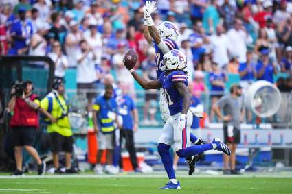 El coordinador defensivo de los Bills, Jim Leonhard, envía un mensaje claro a Max Hairston tras la incorporación de Davison Igbinosun.