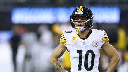 Roman Wilson, de los Steelers, se dirige al novato Germie Bernard en los entrenamientos voluntarios.