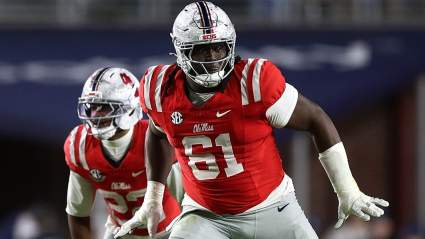 Se prevé que el jugador no drafteado de los Ravens, de 1,98 metros y 147 kilos, ocupe un puesto de suplente de inmediato.