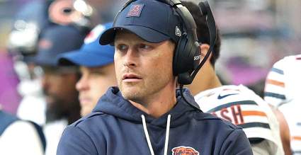 Los Bears homenajean a Ben Johnson con un mensaje, mientras el entrenador alcanza un hito.