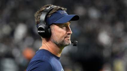 Brian Schottenheimer de los Cowboys reacciona ante la posible necesidad de un linebacker en el equipo.