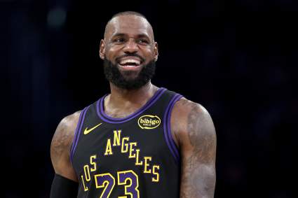 Una tarjeta ultrarrara de LeBron James sale a subasta horas antes del partido Lakers-Thunder.