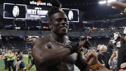 El nuevo ala cerrada de los Chargers, David Njoku, explica por qué esperó a firmar hasta después del Draft de la NFL.