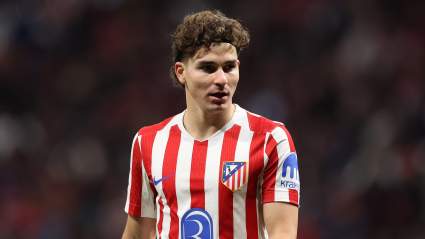 El Barcelona está dispuesto a aumentar su oferta por Julián Álvarez a 135 millones de euros mientras el Atlético de Madrid se mantiene firme.