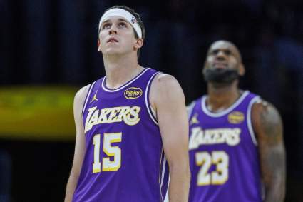 Los Lakers reciben una importante advertencia sobre el posible traspaso de Austin Reaves tras la dura derrota en el tercer partido.