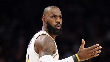 Los Lakers intercambian a LeBron James por su principal objetivo en la agencia libre en una audaz idea para la temporada baja.