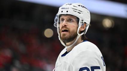 El veterano defensa insinúa su futuro con los Maple Leafs.