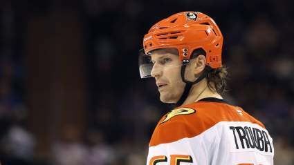 Los Maple Leafs deberían intentar fichar a los defensores de los Ducks, conocidos por su juego físico, en la agencia libre.