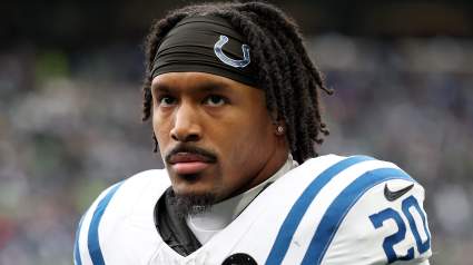 El safety de los Commanders, Nick Cross, responde al comentario de un fan en Instagram.