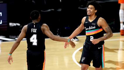 Los Spurs anuncian actualizaciones sobre las lesiones de De'Aaron Fox y Dylan Harper antes del quinto partido.