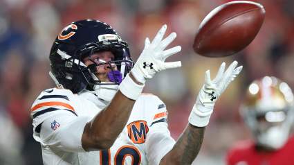 El entrenador en jefe de los Bears, Ben Johnson, elogia al receptor Luther Burden en los entrenamientos voluntarios.