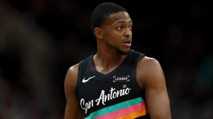 Los Spurs reciben noticias preocupantes sobre la lesión de De'Aaron Fox durante el tercer partido de las Finales de la Conferencia Oeste contra los Thunder.
