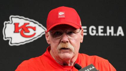 Andy Reid revela los nombres de dos personas ajenas al mundo del fútbol americano que están transformando la ofensiva de los Chiefs.