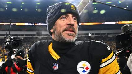 Aaron Rodgers de los Steelers hace declaraciones tras firmar el contrato.