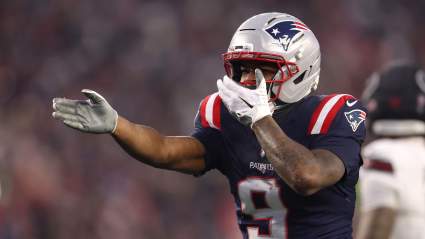 Kayshon Boutte, de los Patriots, recibe una advertencia al inicio de los entrenamientos de pretemporada.