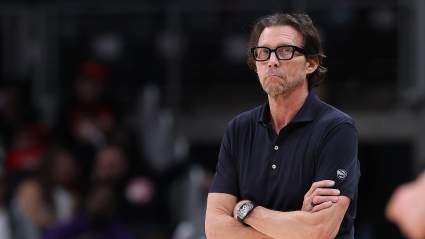 Quin Snyder revela un mensaje a los jugadores de los Hawks tras ir perdiendo por 47 puntos al descanso.