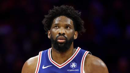 Una leyenda de los Giants de Nueva York tiene un fuerte mensaje para Joel Embiid antes del segundo partido.