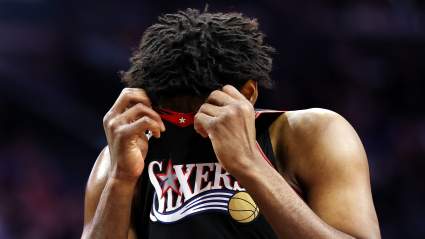 El entrenador de los 76ers revela que Joel Embiid está afectado emocionalmente por la noticia de su lesión.