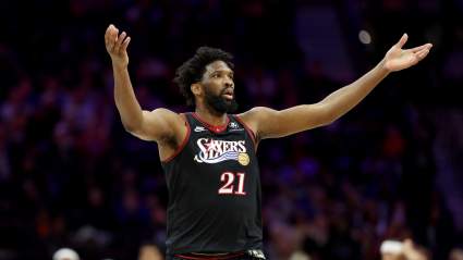 Jaylen Brown, de los Celtics, critica a Joel Embiid por simular una falta tras la derrota en el séptimo partido contra los 76ers.