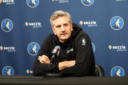 El entrenador de los Timberwolves recibe un fuerte mensaje de una leyenda de la NFL.