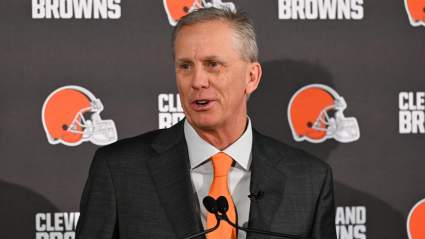 Todd Monken revela el ajuste más importante para el receptor novato en los entrenamientos de pretemporada tras un buen comienzo.