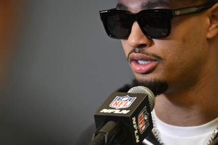 La estrella de los Seahawks, JSN, responde tras el error de la NFL al otorgar un premio.