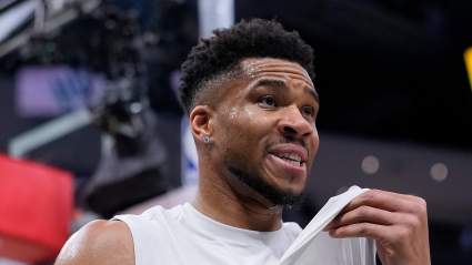 Los Bucks recuperan selecciones del draft a cambio de una propuesta de intercambio a tres bandas para intentar perder partidos a propósito.